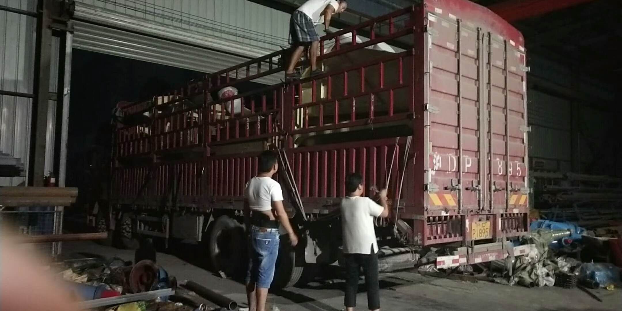 發(fā)往上海的細砂回收機和脫水篩